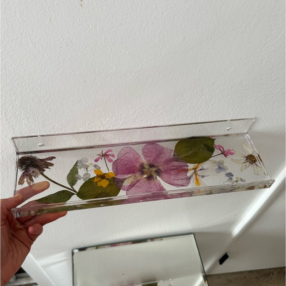Acrylic floating shelf with real hand picked and pressed flower design - Picture 4 of 6